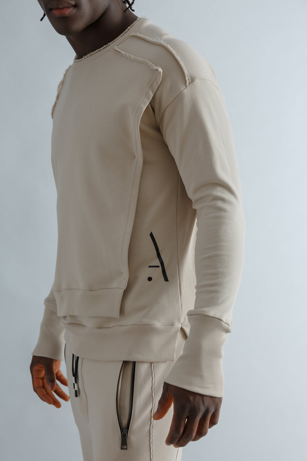 Sweatshirt with outer threads