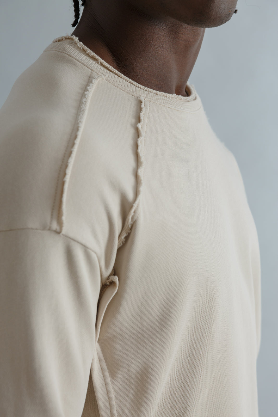 Sweatshirt with outer threads